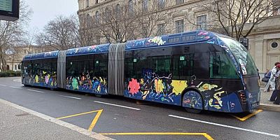 Long de 24 mètres ce bus articulé fonctionne à l’électrique ou au gaz .