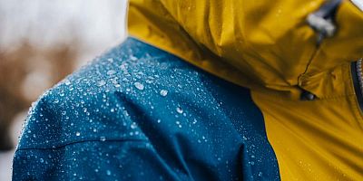 Vestes de randonnée : des modèles sans PFAS efficaces contre la pluie ?