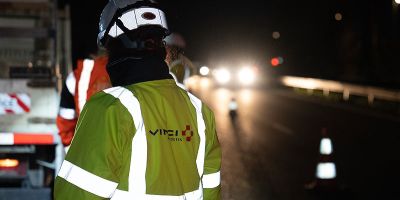 Éclairage de nuit sur la route, photographie artistique