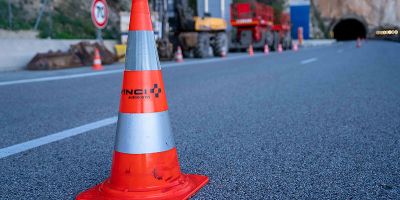 Signalisation par cônes sur la route en soirée