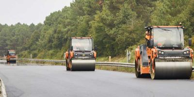 Rouleaux compresseurs en action sur la chaussée en journée