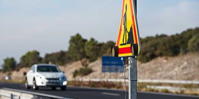 Panneau travailleur en position oblique sur la chaussée en journée