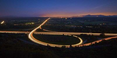 Vue de l'autoroute A52 de nuit avec éclairage nocturne