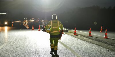 Opération de balisage par un opérateur de nuit sur la chaussée