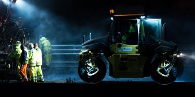 Engins de construction en opération de nuit sur la chaussée