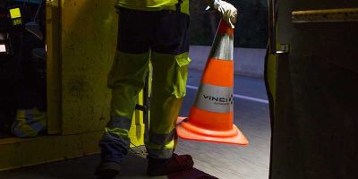 Balisage en action sur la chaussée de nuit