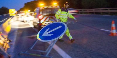 Panneau de signalisation routière visible de nuit sur chantier