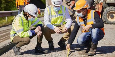 Contrôle de chantier par une équipe en journée