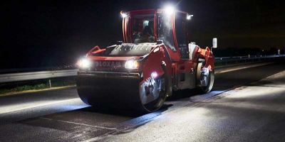 Compactage de la chaussée avec un rouleau compresseur de nuit