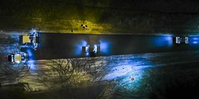 Vue aérienne des travaux de nuit sur la chaussée