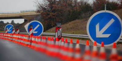 Balisage de sécurité en journée sur la route