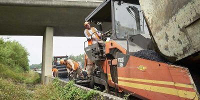 Engin de travaux et ouvrier sur la chaussée