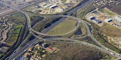 Vue aérienne des autoroutes A7, A46, A47 à Ternay