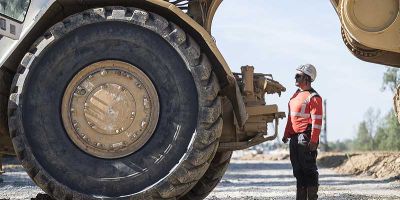 Travaux en journée avec une roue en premier plan