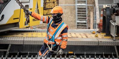 Travailleur sur un pont