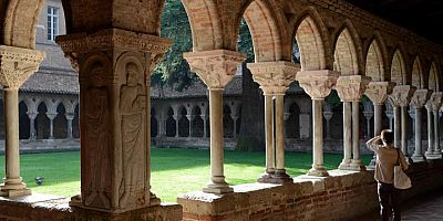 L’édifice religieux dévoile un cloître exceptionnel, avec 76 chapiteaux sculptés.