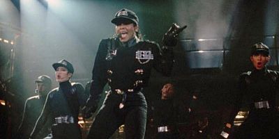 En 1990, la chanteuse lance sa 1ère tournée mondiale qui fait d'elle une véritable icône.
