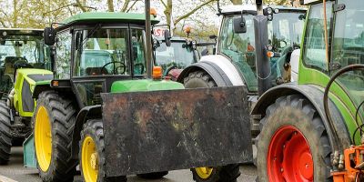 Manifestation d'agriculteurs avec tracteurs alignés