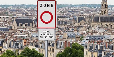 Un panneau ZFE en ville - Image générée par IA