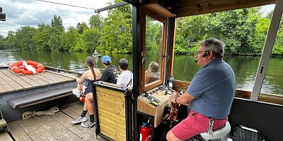 Balade en toue cabanée, bateau traditionnel du pêcheur sur la Vienne