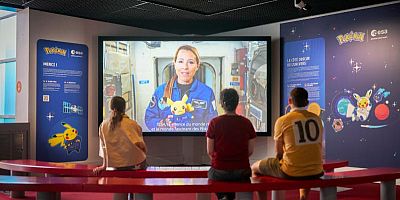 Sophie Adenot et son Pokémon dans l'ISS.