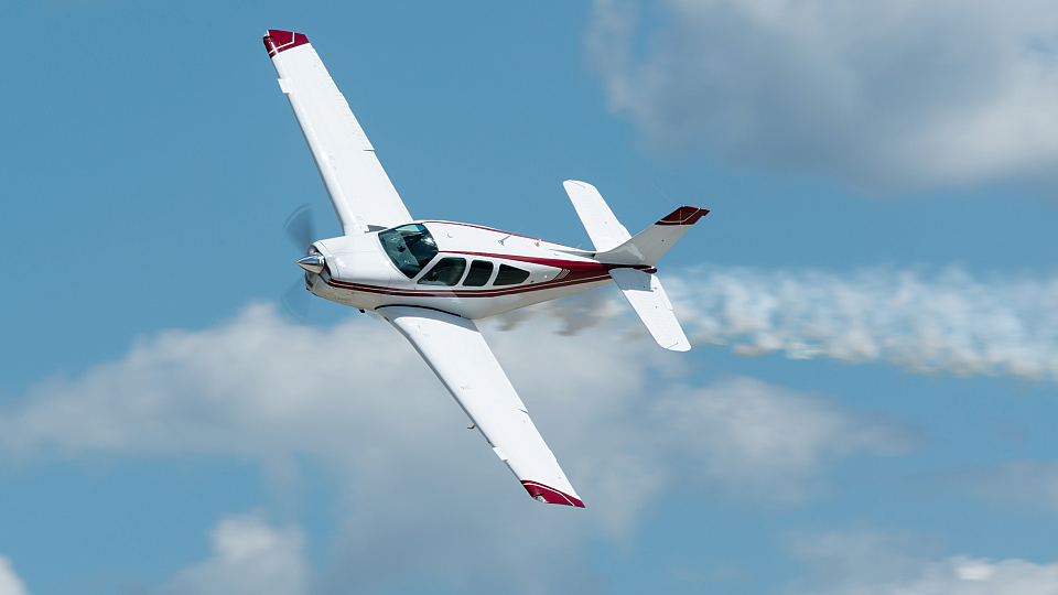 Un avion de voltige en démonstration - image d'illustration
