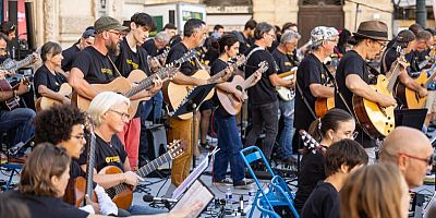 Montpellier : 100 guitaristes amateurs sur la place du Peyrou