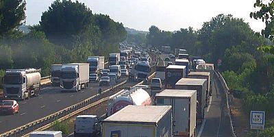 Un camion bloqué sur le terre-plein central de l'autoroute A9 près de Béziers