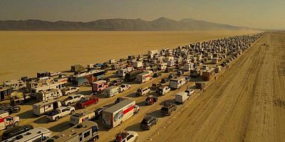 Des milliers de véhicules en route vers Burning Man.