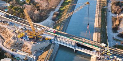 La grue de 77m au dessus du pont sur le canal EDF